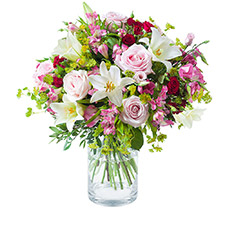 Bouquet romantique de fleurs variées avec lys et roses aux teintes rose, rouge et blanche