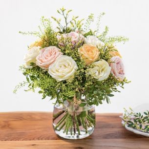 Bouquet de fleurs Rose Melba et son vase offert Fleurissement occasionnel