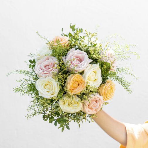 Bouquet de fleurs Rose Melba et son vase offert