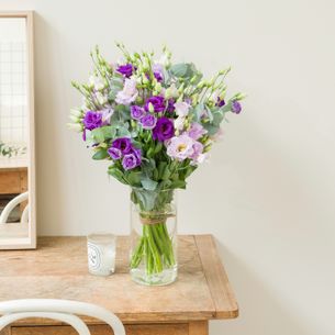 Bouquet de fleurs Brassée de lisianthus parme Naissance bébé garçon 