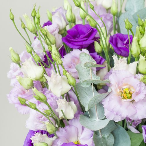 Fleurs et cadeaux Brassée de lisianthus parme et ses chocolats