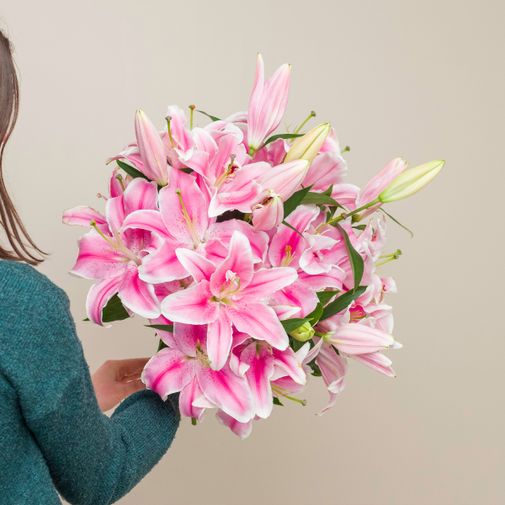 Fleurs et cadeaux Brassée de lys roses et ses chocolats